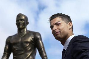 Cristiano Ronaldo inaugura una estatua con su figura en Madeira (Fotos)