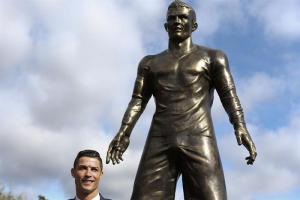 El desproporcionado “paquete” de la estatua de Cristiano Ronaldo (FOTO)