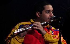 ¡Tocando flauta! Nicolás Maduro presenta su disco navideño