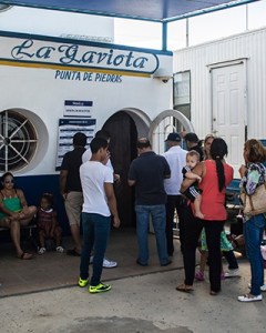 Turistas colman las navieras para ver si logran salir de Margarita