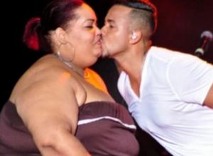 ¡Baboso! Romeo Santos se cayó a besos con fanáticas (Fotos)