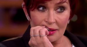 A la mamá de Kelly Osbourne se le cayó un diente mientras conducía su programa (Video)