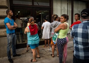 Cubanos esperan que distensión con EEUU libere la controlada web