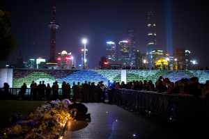La estampida en Shangai se habría producido porque caían “dólares” del cielo