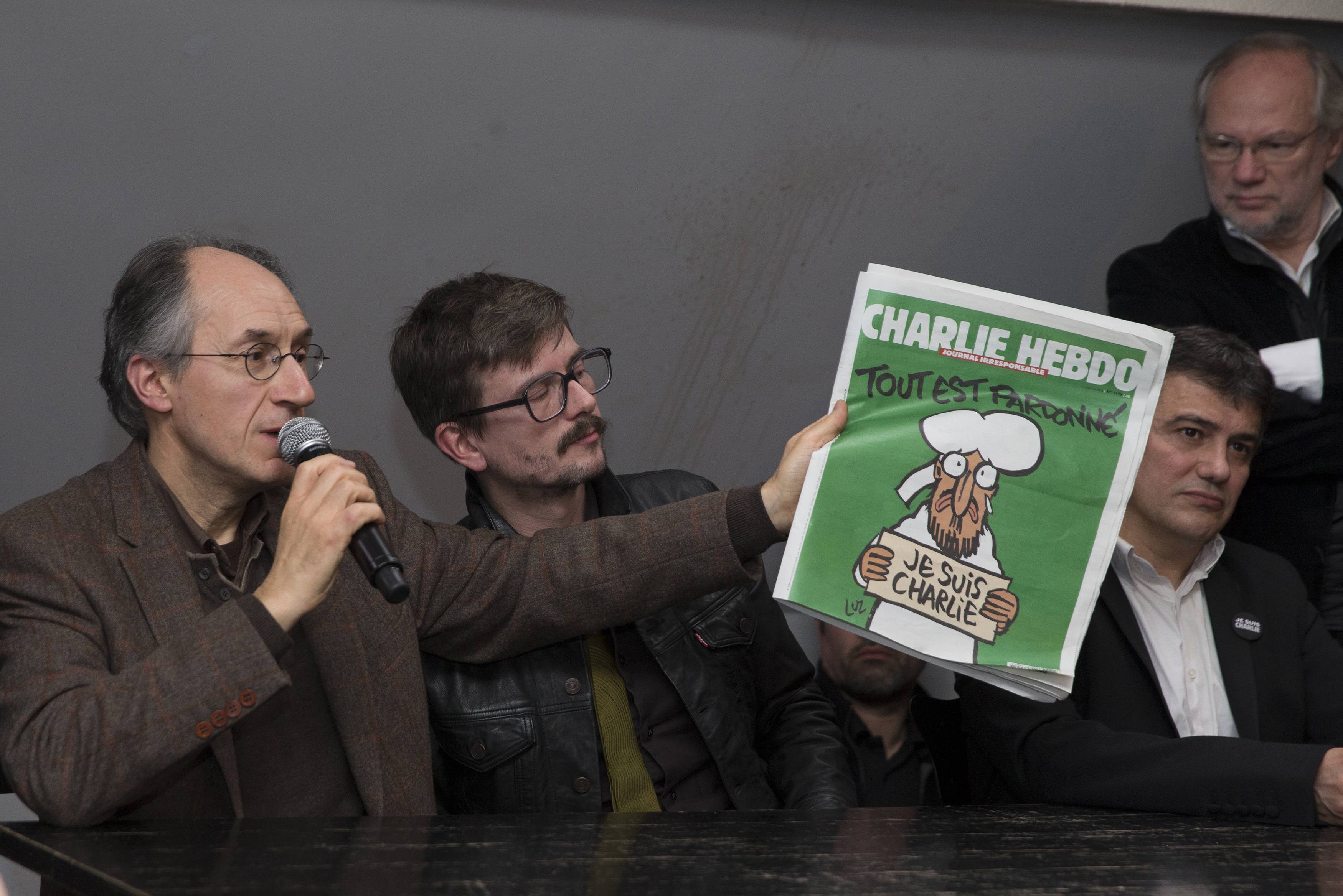 Charlie Hebdo explica que el Mahoma de su portada es ante todo un hombre que llora