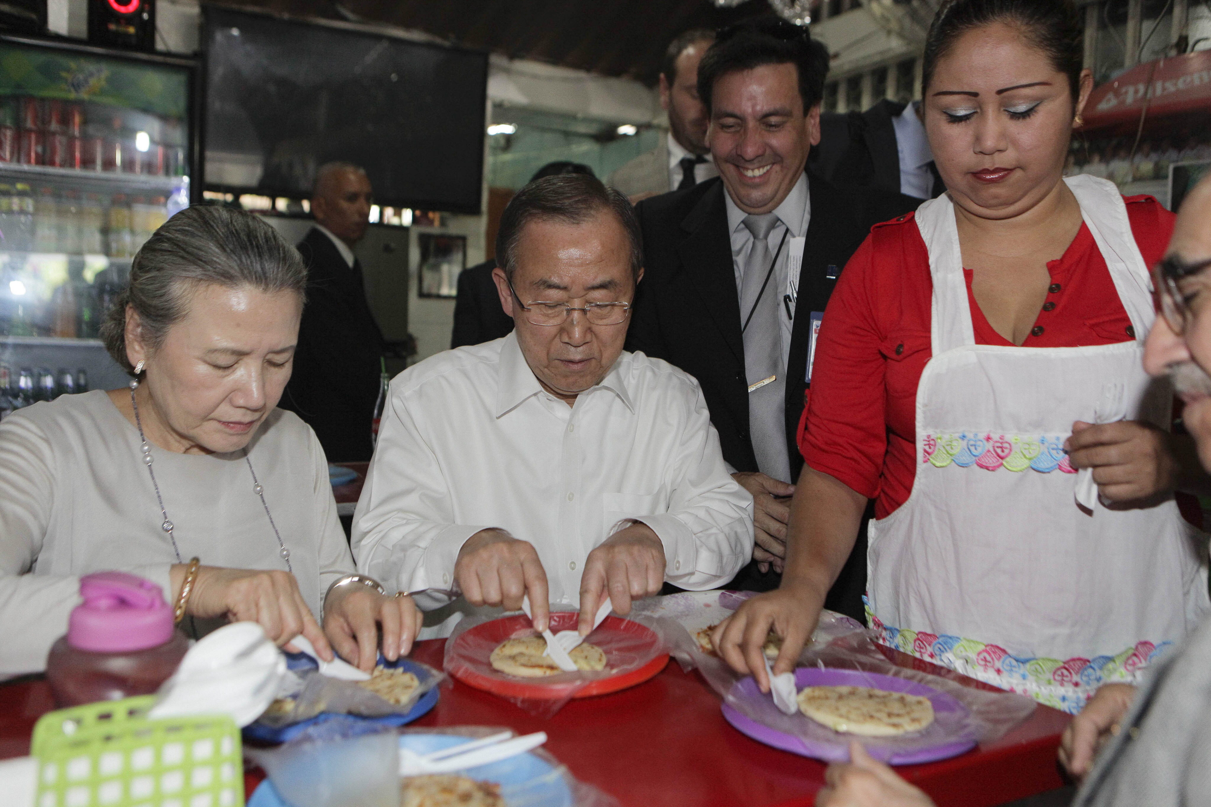Secretario general de la ONU se despide de El Salvador comiendo “pupusa loca” (Fotos)