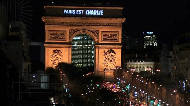 La frase “París es Charlie”, proyectada sobre el Arco del Triunfo (Fotos)