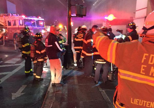 Bomberos controlan un incendio sospechoso en una estación neoyorquina