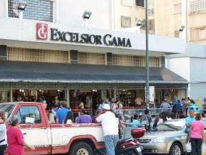 Largas colas en el Excelsior Gama de Los Palos Grandes (Fotos)