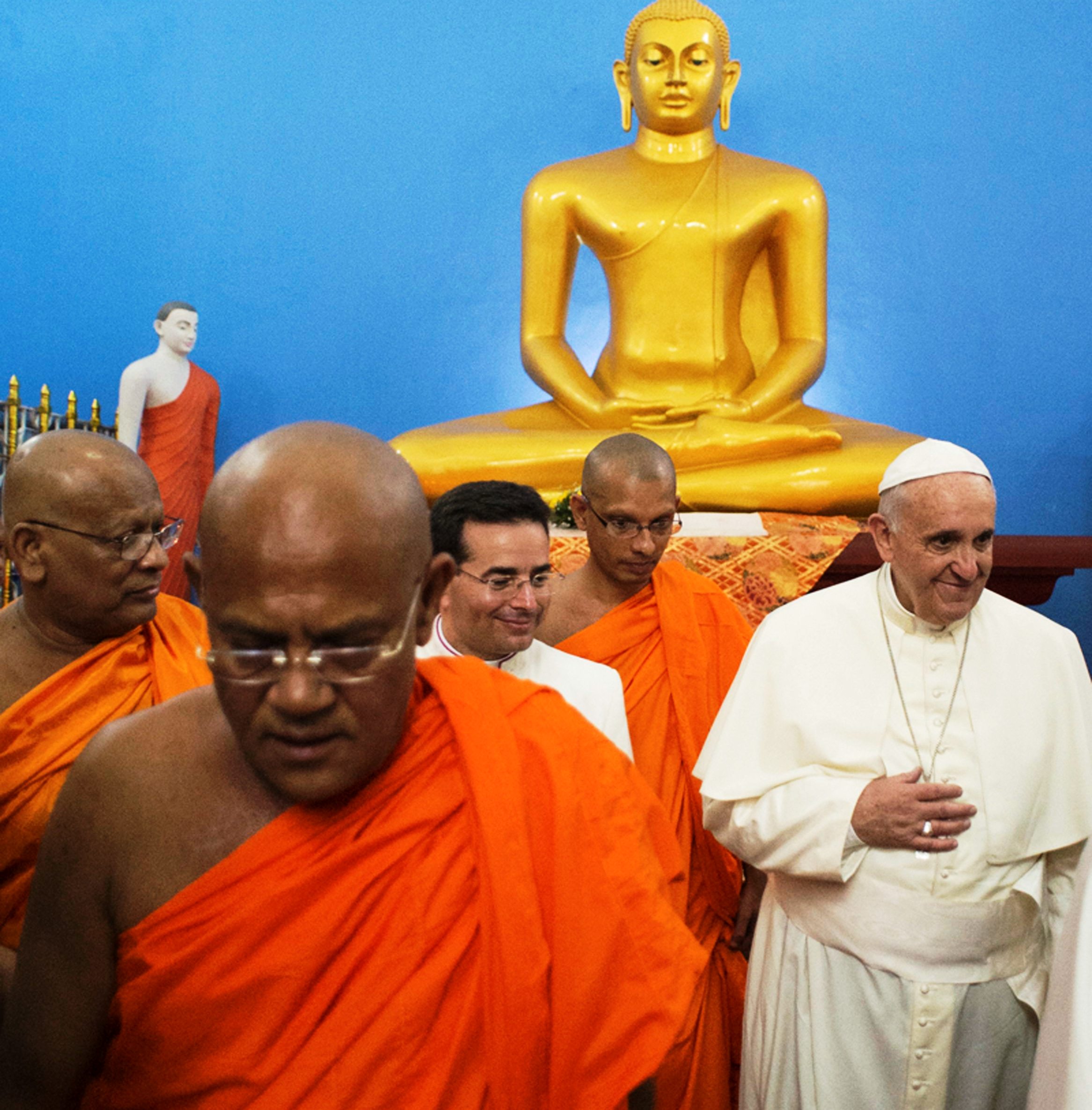Francisco visita templo budista tras canonizar al primer santo de Sri Lanka