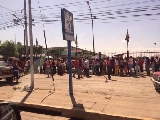 Euromercados colapsan en Maracay porque llegó detergente (Fotos)