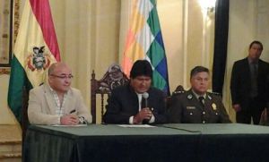 Evo Morales reduce la seguridad de los altos cargos para aumentarla en las calles