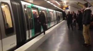 Hinchas del Chelsea empujan a un hombre en el metro de París por ser negro (Video)