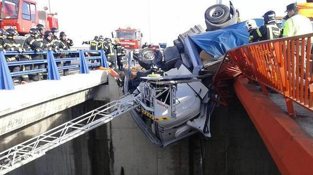 Un accidente deja a un camionero colgado de un puente a 9 metros de altura