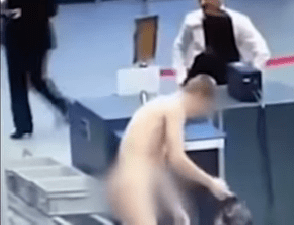 Un hombre se desnuda en el aeropuerto ruso de Púlkovo