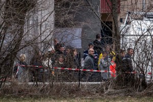 Los familiares de los fallecidos en el A320 llegaron a Los Alpes (Fotos)