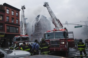 Saldo de incendio en Nueva York: Dos desaparecidos y 25 heridos (Fotos)