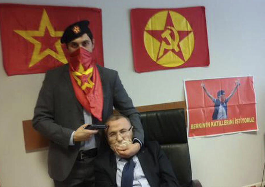 Bloquean redes sociales en Turquía para evitar imágenes del fiscal asesinado