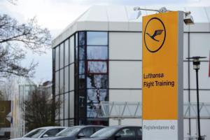 Lufthansa adopta la norma de dos personas en la cabina en aviones del grupo