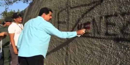 En video: Maduro “grafiteando” una pared de Catia La Mar