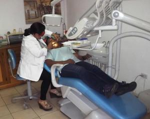 Odontólogos trabajan a media máquina ante la falta de insumos