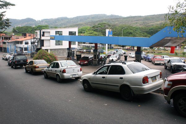 Reducen despachos semanales de gasolina en el Táchira