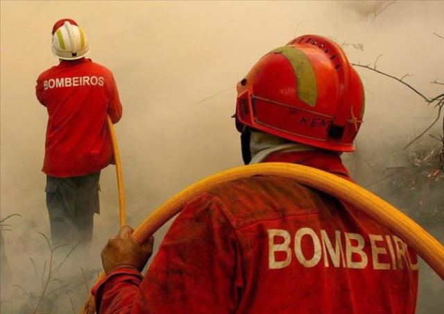 Mueren cuatro personas tras caída de helicóptero sobre vivienda en Brasil