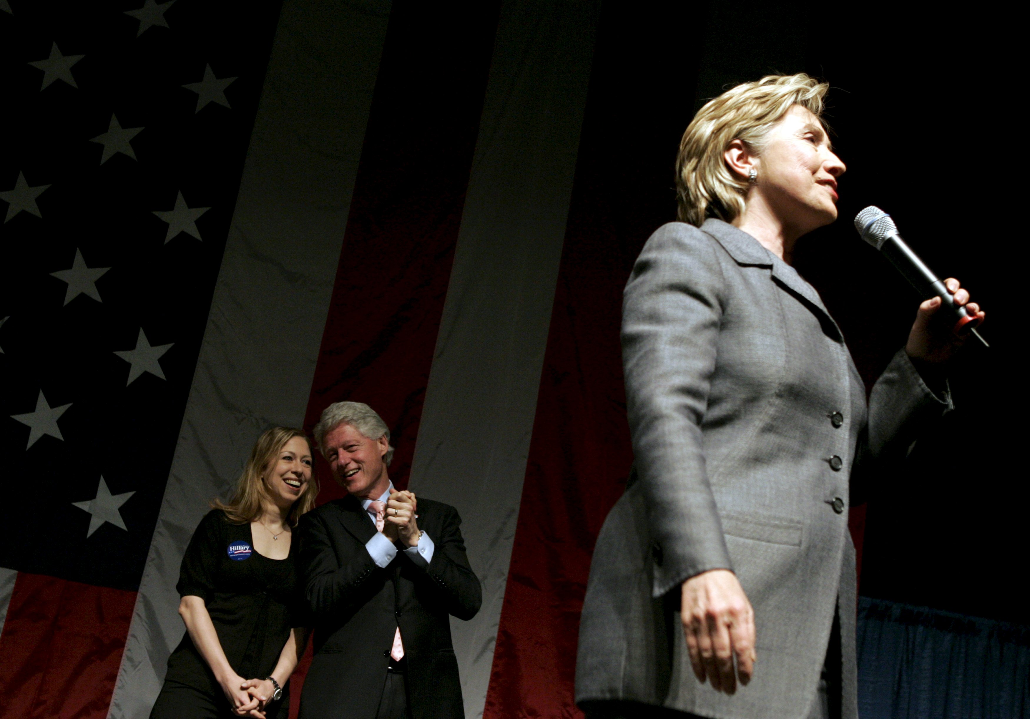 Hillary, candidata a la Casa Blanca, renunció a la fundación Clinton