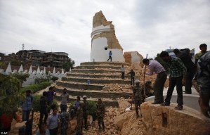 Siglos de historia se volvieron escombros en minutos en Nepal (Fotos)