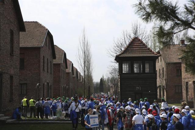 Miles de personas participan en la "marcha de los vivos" en el antiguo campo de exterminio de Auschwitz en Oswiecim (Polonia) hoy, jueves 16 de abril de 2015. Miles de jóvenes judíos recuerdan cada año el Holocausto nazi en el antiguo campo de exterminio de Auschwitz, durante la denominada "marcha de los vivos". EFE/Stanislaw Rozpedzik 