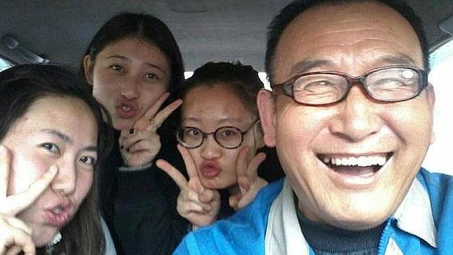 Taxista ostenta un récord de 30.000 selfies con sus pasajeros