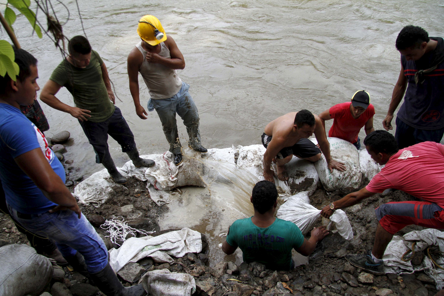 Santos ordena hacer todo lo posible para rescatar a mineros atrapados