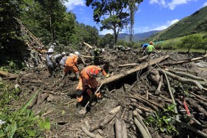 Socorristas buscan entre lodo y escombros más víctimas de aluvión en Colombia