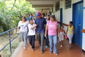 Capriles: No es justo que un general gane ocho o nueve veces más que un maestro