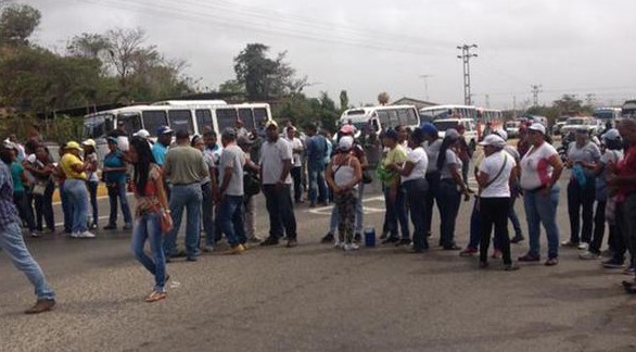 Maestros cerraron la vía hacia Higuerote  (Fotos)