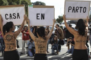 Argentinas protestan “semidesnudas” por su derecho a dar a luz en casa