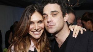 Robbie Williams y su esposa son demandados por acoso sexual