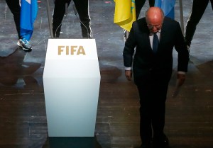Blatter recibe un largo aplauso de los trabajadores de la FIFA