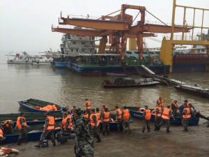 Buzos revisan barco chino, disminuyen esperanzas de hallar sobrevivientes