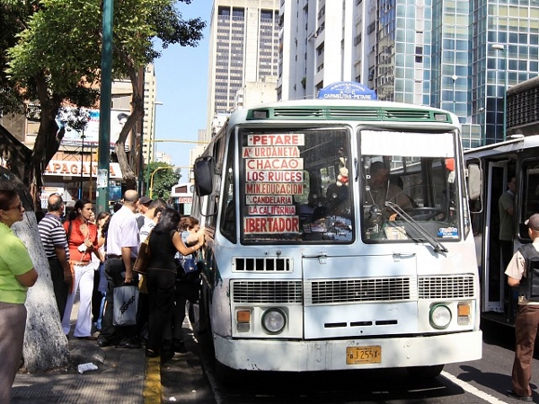 Transportistas de Caracas esperan subir pasaje a 15 bolívares