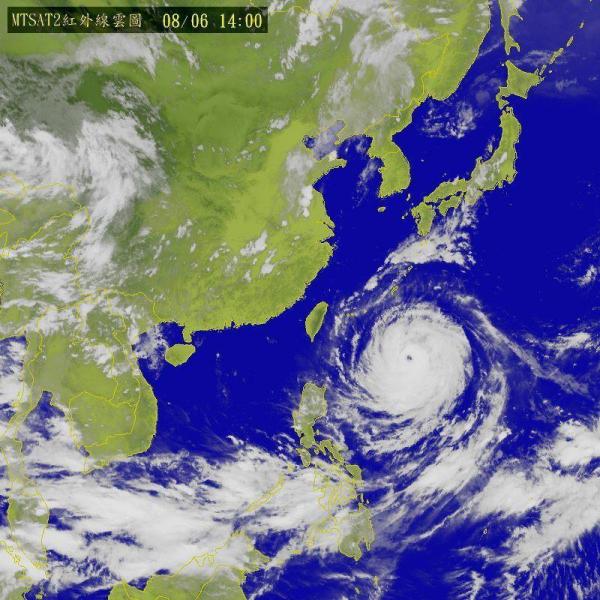 Fotografía facilitada por el Centro de Meteorología en Taipei (Taiwán) hoy 6 de agosto de 2015, que muestra una vista satélite del tifón Soudelor moviéndose hacia Taiwán y China. Los expertos predicen que el tifón, bautizado con el nombre de Hanna por las autoridades locales, estará a 355 kilómetros de Itbayat, Batanes, el próximo sábado, y habrá salido de aguas filipinas el domingo en dirección hacia Taiwán y China. EFE/CWB