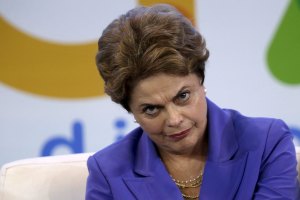 Parece chavista: Se le hunde el país en corrupción, se activa la democracia y Dilma dice que la quieren tumbar