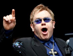 Elton John presentará denuncia por violación de privacidad
