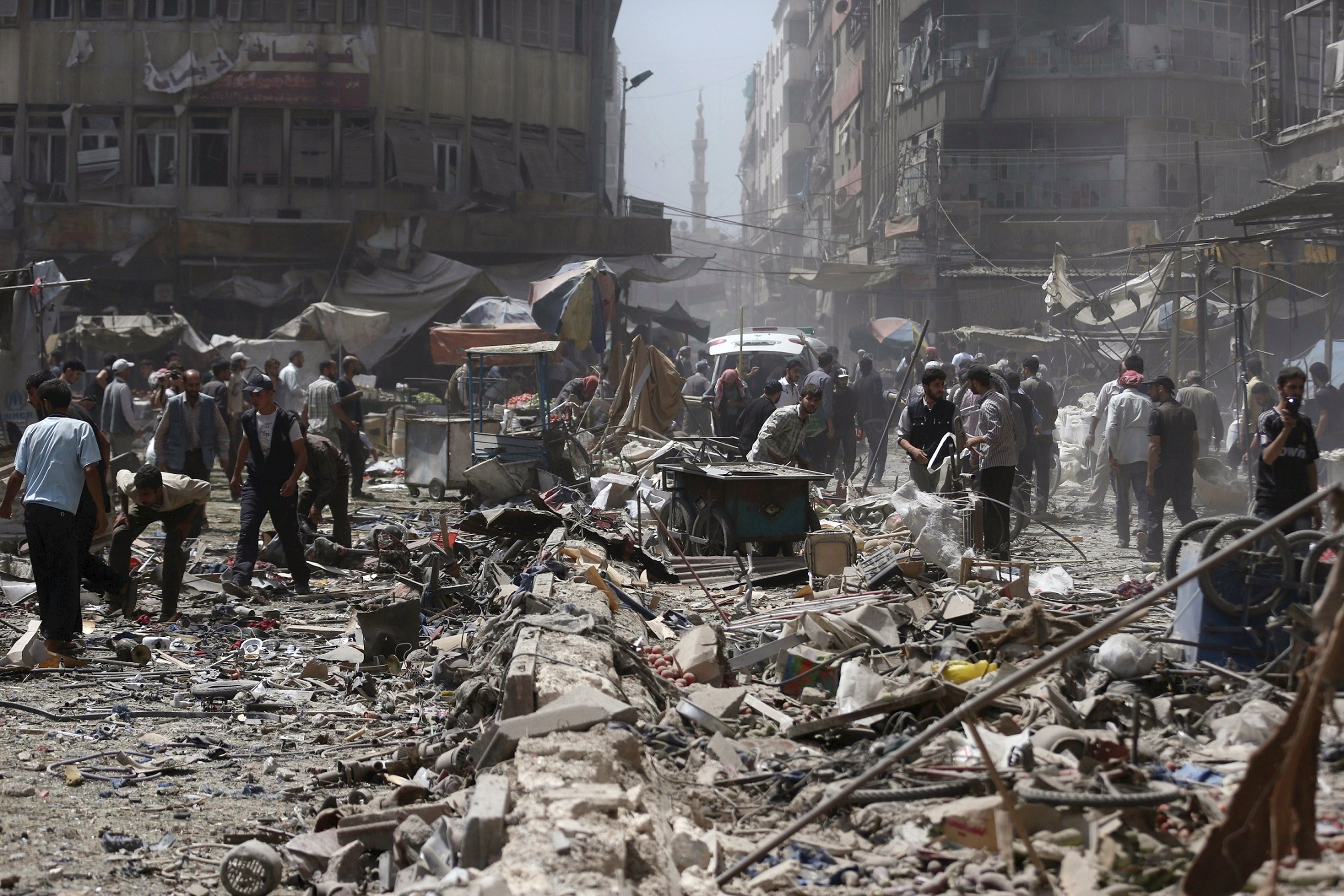 El régimen sirio bombardea un mercado y deja más de 80 muertos