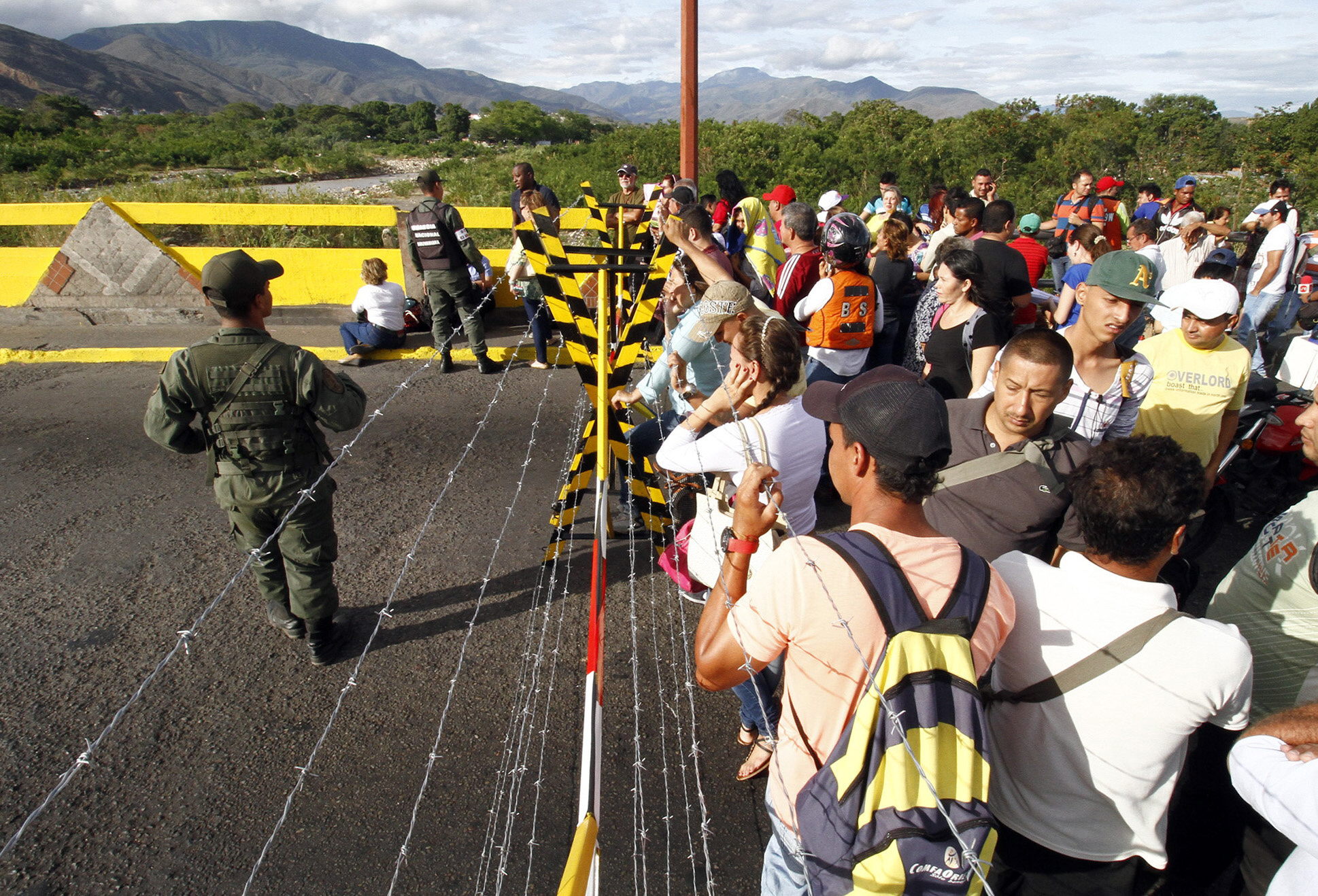 Cierre de frontera deja varados a cientos de colombianos y venezolanos