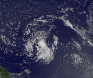 Alcalde de Miami-Dade pide a los residentes prepararse para la tormenta tropical Erika