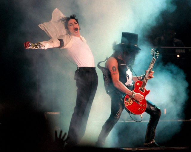 DPAI01 MÚNICH (ALEMANIA) 26.06.09.- Fotografía de archivo con fecha del 27 de junio de 1999 que muestra al cantante estadounidense Michael Jackson (izq) junto al guitarrista Slash durante un concierto en el estadio Olímpico de Múnich, Alemania. Jackson, también conocido por el "Rey del Pop", murió ayer jueves 25 de junio a los 50 años en Los Ángeles después de que fuera encontrado en su mansión de Bel Air en coma tras sufrir aparentemente un paro cardíaco. EFE/Volker Dornberger