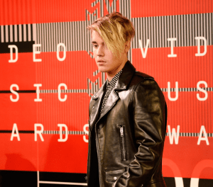 El look “Carmen Victoria Pérez” de Justin Bieber en los MTV Video Music Awards (Foto)