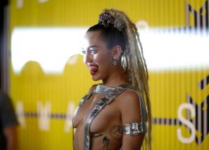 Miley Cyrus muestra sus nalgas con un “hilacho” en pleno Backstage de los MTV Music Awards