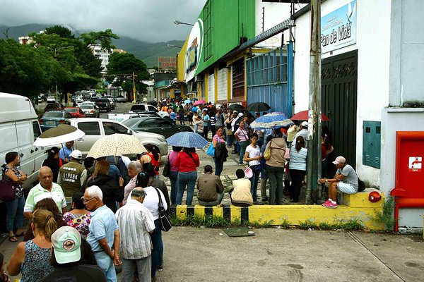 Seis horas en cola para comprar 4 rollos de papel tualé en Táchira